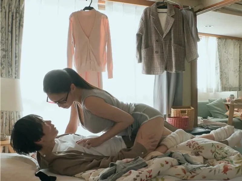được chị nhà đối diện "an ủi" khi cô bạn gái đi ngoại tình
